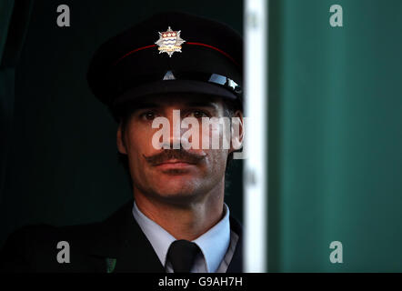 Un membre de la brigade des pompiers de Londres garde une entrée sur un terrain le quatrième jour des championnats de Wimbledon au All England Lawn tennis and Croquet Club, Wimbledon.APPUYEZ SUR ASSOCIATION photo.Date de la photo: Jeudi 30 juin 2016.Voir PA Story tennis Wimbledon.Le crédit photo devrait se lire: Steve Paston/PA Wire.RESTRICTIONS : usage éditorial uniquement.Aucune utilisation commerciale sans le consentement écrit préalable de l'AELTC.Utilisation d'images fixes uniquement - aucune image mobile à émuler.Pas de superposition ou de suppression des logos de sponsor/annonce.Pour plus d'informations, appelez le +44 (0)1158 447447. Banque D'Images