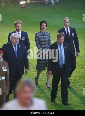 Le duc et la duchesse de Cambridge et le prince Harry, assister à une partie d'un conduit-militaire pour commémorer le 100e anniversaire du début de la bataille de la Somme à l'Thiepval mémorial aux disparus, dans le cadre de la commémoration du centenaire de la bataille de la somme à la Commonwealth War Graves Commission Thiepval Memorial à Thiepval, la France, où 70 000 soldats britanniques et du Commonwealth sans tombe connue sont commémorés. Banque D'Images