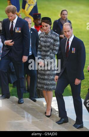 Le duc et la duchesse de Cambridge et le prince Harry, assister à une partie d'un conduit-militaire pour commémorer le 100e anniversaire du début de la bataille de la Somme à l'Thiepval mémorial aux disparus, dans le cadre de la commémoration du centenaire de la bataille de la somme à la Commonwealth War Graves Commission Thiepval Memorial à Thiepval, la France, où 70 000 soldats britanniques et du Commonwealth sans tombe connue sont commémorés. Banque D'Images