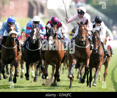 L'amiral monté par le jockey John Egan (portant du rose) remporte la coupe Totesport Chester à l'hippodrome de Chester, à Chester. Banque D'Images