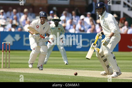 Andrew Strauss, en Angleterre, joue devant Marcus Trescothick (R) lors du premier jour du premier match du npower Test contre le Sri Lanka au terrain de cricket de Lord, à Londres. Banque D'Images