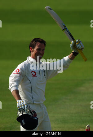 Cricket - npower First Test - Angleterre v Sri Lanka - Lord's. Le Marcus Trescothick d'Angleterre célèbre son siècle Banque D'Images