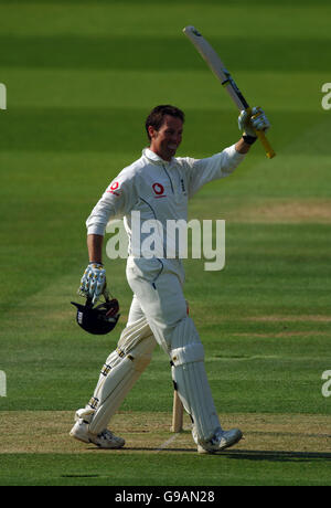 Cricket - npower First Test - Angleterre v Sri Lanka - Lord's. Le Marcus Trescothick d'Angleterre célèbre son siècle Banque D'Images