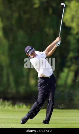 L'Ireland Padraig Harrington joue son deuxième tir au 18e green lors des Quinn Direct British Masters au de Vere Belfry Golf Club, Sutton Coldfield. Banque D'Images