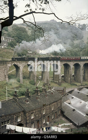 Sur la montée vers le sommet de la colline près de Todmorden Copey avec une fin de spéciale vapeur de Liverpool à Carlisle le dimanche 4 août. Banque D'Images