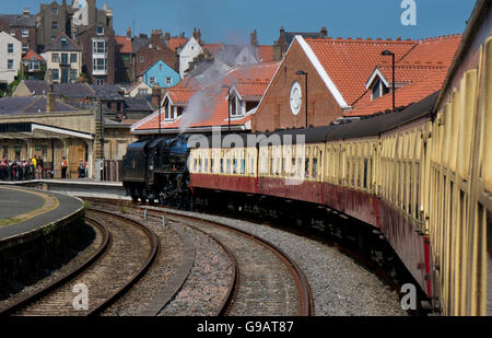 Train à vapeur de North York Moors railway en station à Whitby Banque D'Images