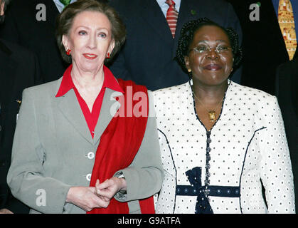 La ministre britannique des Affaires étrangères Margaret Beckett (à gauche) et la ministre sud-africaine des Affaires étrangères Nkosazana Dlamini Zuma se tiennent pour une photo de famille à Lancaster House à Londres avant le début du septième Forum bilatéral Royaume-Uni-Afrique du Sud sur l'Afrique. Banque D'Images