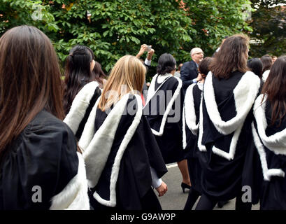 Un défilé d'étudiants est dirigé par les professeurs à l'Université de Cambridge, de Newnham College, à la Chambre du Sénat, pour l'obtention du diplôme. Banque D'Images