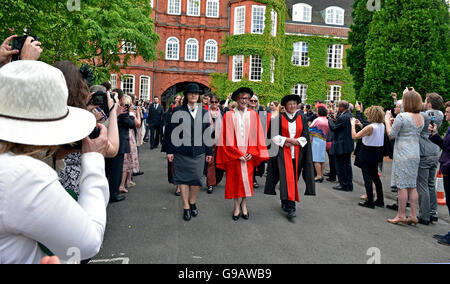 Un défilé d'étudiants est dirigé par les professeurs à l'Université de Cambridge, de Newnham College, à la Chambre du Sénat, pour l'obtention du diplôme Banque D'Images