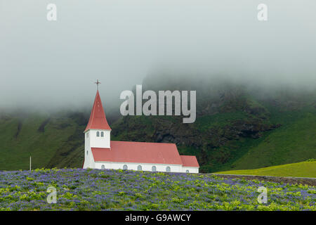 Dans l'église iconique Vik, l'Islande. Banque D'Images