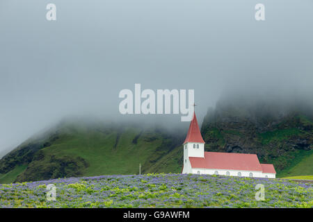 Dans l'église iconique Vik, l'Islande. Banque D'Images