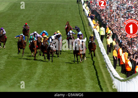 Le champ se trouve dans le Derby Day pour être gagné par Sir Percy (r) monté par Martin Dwyer, comme Kieren Fallon démonte au large de Horatio Nelson dans le groupe arrière Banque D'Images