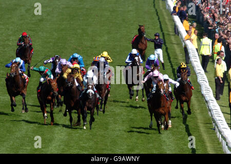 Le champ se trouve dans le Derby Day pour être gagné par Sir Percy (r) monté par Martin Dwyer, comme Kieren Fallon démonte au large de Horatio Nelson dans le groupe arrière Banque D'Images