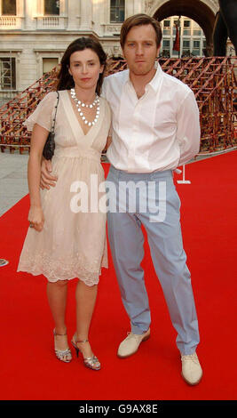 Ewan McGregor et sa femme Eve assistent à la soirée de prévisualisation de l'exposition d'été 2006 de la Royal Academy, au centre de Londres. Banque D'Images