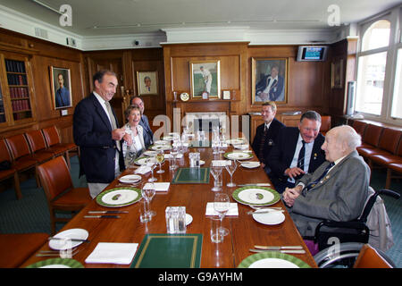 Cricket - Liverpool Victoria County Championship - Division 2 - Surrey et Gloucestershire - The Brit Oval.Henry Allingham (r), le plus ancien homme de Grande-Bretagne, assiste à un déjeuner de l'après-midi au Brit Oval Banque D'Images