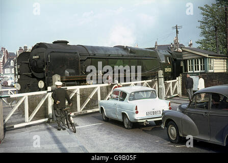 Un vieux sel attend au croisement gates à Poole le Samedi, 3 juin 1967. Banque D'Images