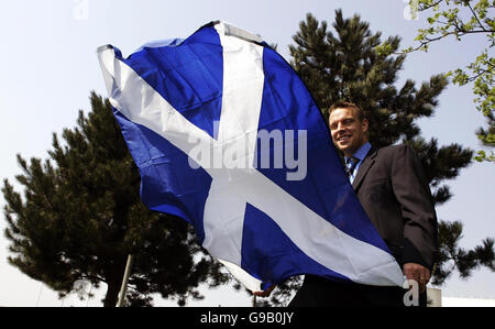 Le joueur de football écossais Gavin Rae lors d'une conférence de presse au Holiday Inn, à l'aéroport de Glasgow. Banque D'Images