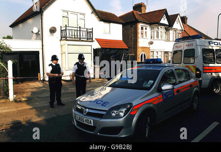 Une équipe d'agents de police se tient devant une maison dans l'avenue Sudbury, au nord de Wembley, où l'agent spécial Nisha Patel-Nasri a été assassiné jeudi soir. Banque D'Images