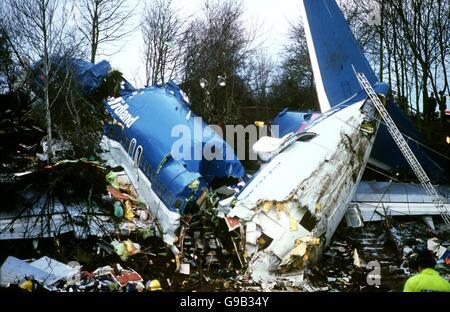 L'épave du Boeing 737 de British Midland, qui s'est écrasé sur la M1 près de Kegworth Banque D'Images