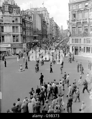 Vue générale de la place Ludgate en tant que président américain Dwight Eisenhower est conduit à Fleet Street jusqu'à la cathédrale St Paul avec le Premier ministre britannique Harold MacMillan, afin de voir la chapelle américaine Banque D'Images