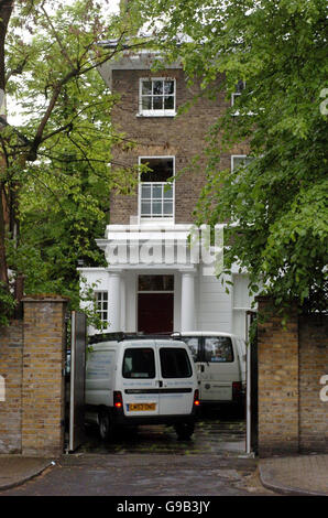 Une fourgonnette de construction arrive à la maison de Sir Paul McCartney, dans le nord de Londres, et la femme Heather Mills McCartney, qui a confirmé aujourd'hui qu'ils doivent se séparer. Banque D'Images