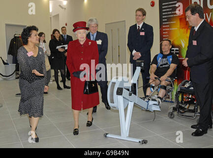 La reine Elizabeth II de Grande-Bretagne est présentée autour du nouveau bâtiment de santé de l'université Brunel, Hillingdon, par Lorraine de Souza. Banque D'Images