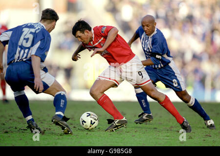 Football - Nationwide League Division One - Birmingham City / Barnsley.Neil Shipperley (c) de Barnsley se déporte entre Darren Purse (à gauche) et Martin O'Connor (à droite) de Birmingham Banque D'Images
