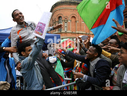 Zersenay Tadesse en Érythrée célèbre avec des fans après avoir remporté la course de Manchester de l'élite de hommes BUPA. Banque D'Images