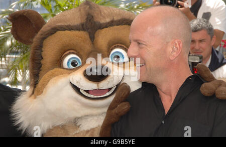 Bruce Willis, qui donne la voix de RJ le Raloon, est vu à un photocall sur la terrasse du Palais de Festival, à Cannes, France, pour son nouveau film sur la couverture, un nouveau film d'animation de Dreamworks, qui est présenté au 58e Festival de Cannes. Banque D'Images