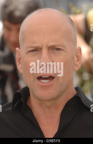 SORTIE AP.Bruce Willis, qui fournit la voix de RJ the Racoon, est vu à un p/appel pour son nouveau film sur la couverture, un nouveau film d'animation de Dreamworks.Il a été vu sur la terrasse du palais de Festival, à Cannes, le dimanche 21 mai 2006. Banque D'Images