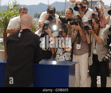 AP. Bruce Willis, qui fournit la voix de RJ le raton laveur, est vue à un p/appel à son nouveau film par-dessus la haie , un nouveau film d'animation de Dreamworks. Il a été vu sur la terrasse du palais de Festival, à Cannes,France le dimanche 21 mai 2006. Banque D'Images