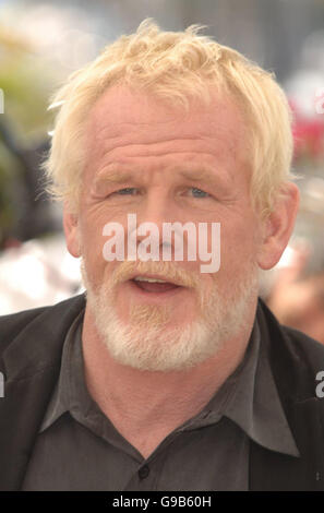 AP. Nick Nolte, qui fournit la voix de Vincent, est vue à un p/appel à son nouveau film par-dessus la haie , un nouveau film d'animation de Dreamworks. Il a été vu sur la terrasse du Palais de Festival, à Cannes,France le dimanche 21 mai 2006. Banque D'Images