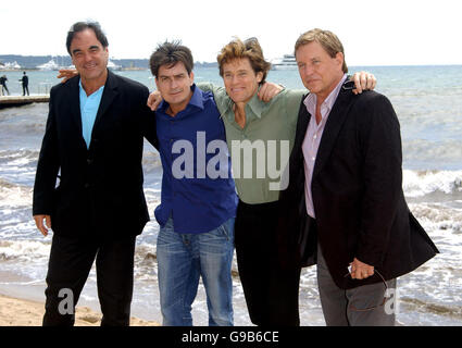 AP. Réalisateur Oliver Stone, Charlie Sheen, Tom Berenger et Willem Dafoe, poser pour les photographes à la photocall pour 'Platoon' lors de la 59e édition du Festival de Cannes en France. Banque D'Images