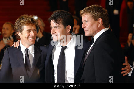 AP, AFP Maria Rosa MENOCAL Dafoe, Charlie Sheen et Tom Berenger arrivent pour l'hommage de 'Platoon' 21 mai 2006 au Palais des Festival au cours de la 58e édition du Festival de Cannes en France. Banque D'Images