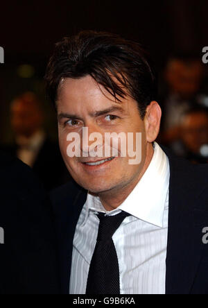 AP, AFP Charlie Sheen arrive pour l'hommage de 'Platoon' 21 mai 2006 au Palais des Festival au cours de la 58e édition du Festival de Cannes en France. Banque D'Images