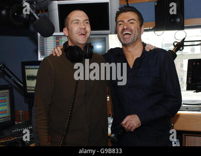 Capital Radio présentateur Johnny Vaughan (à gauche) avec George Michael après leur entrevue sur Vaughan's breakfast show. Banque D'Images