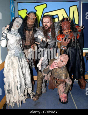 Le groupe finlandais Lordi rend visite à XFM pour remercier Lauren Laverne et ses auditeurs de petit-déjeuner pour avoir fait campagne pour qu'ils remportent le Concours Eurovision Song, aux studios XFM de Leicester Square, dans le centre de Londres. Banque D'Images
