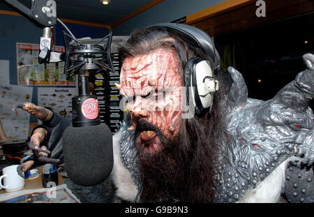 Le groupe finlandais Lordi rend visite à XFM pour remercier Lauren Laverne et ses auditeurs de petit-déjeuner pour avoir fait campagne pour qu'ils remportent le Concours Eurovision Song, aux studios XFM de Leicester Square, dans le centre de Londres. Banque D'Images