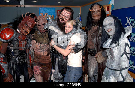 Le groupe finlandais Lordi rend visite à XFM pour remercier Lauren Laverne (au centre) et ses auditeurs de petit-déjeuner pour avoir fait campagne pour qu'ils remportent le Concours Eurovision Song, aux studios XFM, Leicester Square, au centre de Londres. Banque D'Images