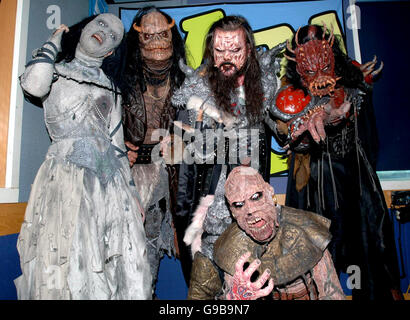 Le groupe finlandais Lordi rend visite à XFM pour remercier Lauren Laverne et ses auditeurs de petit-déjeuner pour avoir fait campagne pour qu'ils remportent le Concours Eurovision Song, aux studios XFM de Leicester Square, dans le centre de Londres. Banque D'Images