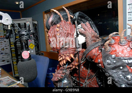 Le groupe finlandais Lordi rend visite à XFM pour remercier Lauren Laverne et ses auditeurs de petit-déjeuner pour avoir fait campagne pour qu'ils remportent le Concours Eurovision Song, aux studios XFM de Leicester Square, dans le centre de Londres. Banque D'Images