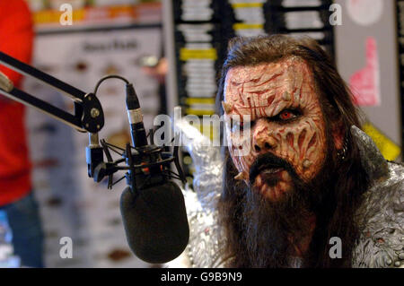 Le groupe finlandais Lordi rend visite à XFM pour remercier Lauren Laverne et ses auditeurs de petit-déjeuner pour avoir fait campagne pour qu'ils remportent le Concours Eurovision Song, aux studios XFM de Leicester Square, dans le centre de Londres. Banque D'Images