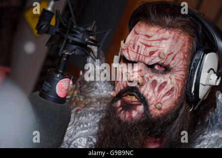 Le groupe finlandais Lordi rend visite à XFM pour remercier Lauren Laverne et ses auditeurs de petit-déjeuner pour avoir fait campagne pour qu'ils remportent le Concours Eurovision Song, aux studios XFM de Leicester Square, dans le centre de Londres. Banque D'Images