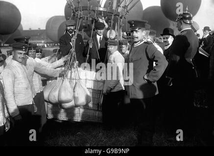 Les américains A. Holland Forbes et Augustus Post dans 'le Conqueror' avant le début de la course de ballons Gordon Bennett à Berlin, en Allemagne. Banque D'Images