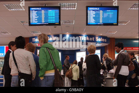 Les passagers peuvent voir les panneaux d'embarquement à l'aéroport de London City après qu'une bombe non explosée de la Seconde Guerre mondiale ait été découverte sur un chantier voisin.APPUYEZ SUR ASSOCIATION photo.Date de la photo : jeudi 1er juin 2006.La découverte a été faite à Seagull Lane, Canning Town, est de Londres, vers 9h30, arrêtant des trains sur le Docklands Light Railway et des vols à l'entrée et à la sortie de l'aéroport, qui est à environ un mile et demi de l'emplacement de la bombe.Un porte-parole a déclaré que l'aéroport était « entièrement opérationnel » en début d'après-midi.Voir PA Story AIR Bomb.APPUYEZ SUR ASSOCIATION photo.Le crédit photo devrait être le suivant : Banque D'Images