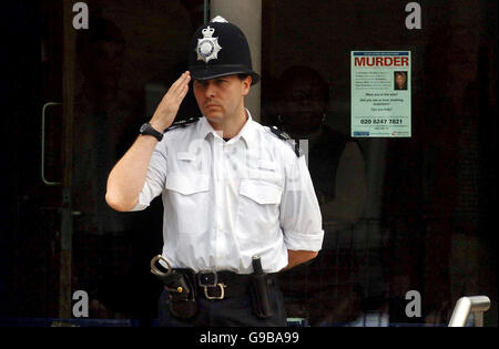 Un policier salue le cortège funèbre du gendarme spécial Nisha Patel-Nasri assassiné, car il le fait passer par le poste de police de Wembley dans le nord-ouest de Londres comme il fait son chemin vers le crématorium Golders Green dans le nord de Londres cet après-midi pour ses funérailles. Banque D'Images