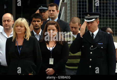 Un agent de police rend hommage aux funérailles de l'agent spécial Nisha Patel-Nasri assassiné alors qu'il passe au poste de police de Wembley, au nord-ouest de Londres comme il fait son chemin vers le crématorium Golders Green dans le nord de Londres cet après-midi pour ses funérailles. Banque D'Images