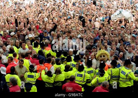 Football - Nationwide League Division One - Blackburn Rovers / Manchester City.Les fans de Manchester City célèbrent sur le terrain après le coup de sifflet final alors que la police tente des éloigner du tunnel Banque D'Images