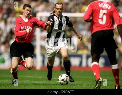 Soccer - Nationwide League Division One - West Bromwich Albion / Charlton Athletic.Andy Hunt de Charlton Athletic (l) chases West Bromwich Richard Sneekes d'Albion (r) Banque D'Images