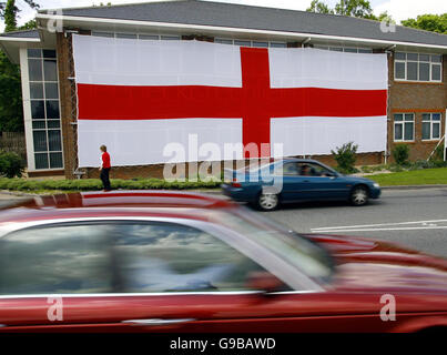 Un drapeau géant de St George vole du côté d'un immeuble de bureaux à Southampton. Banque D'Images